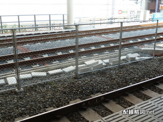 上野東京ライン（東北縦貫線）工事 秋葉原駅2(線路脇には側溝の蓋が散乱)
