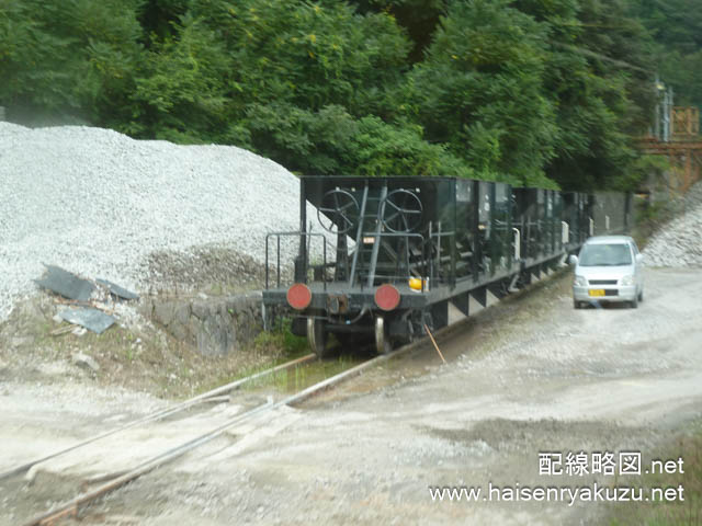 砕石荷役線で留置中のホキ800形貨車