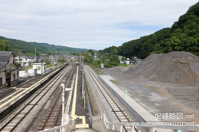 駅の横に再設置された砕石線