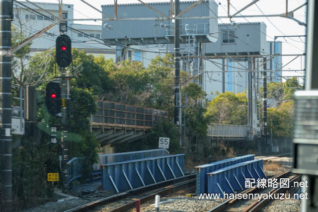 安善駅場内信号機。奥は田辺新田架道橋