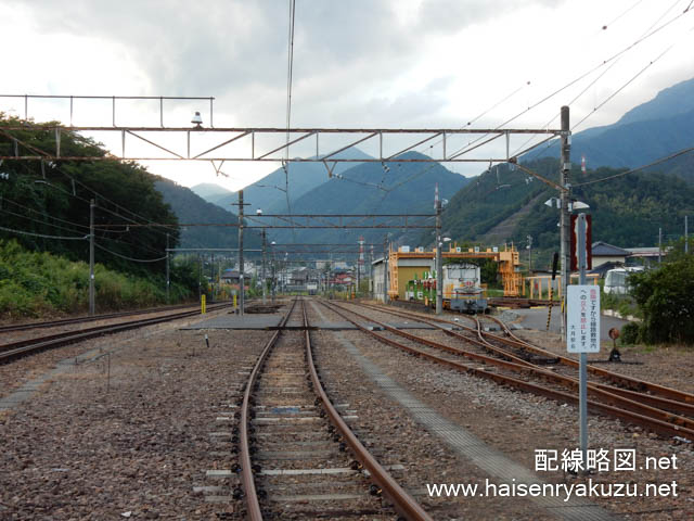 初狩駅構内（2016年撮影）