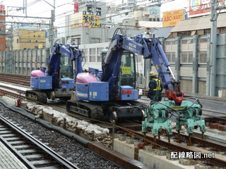 上野東京ライン（東北縦貫線）工事 御徒町駅2(軌道用ショベルカー)