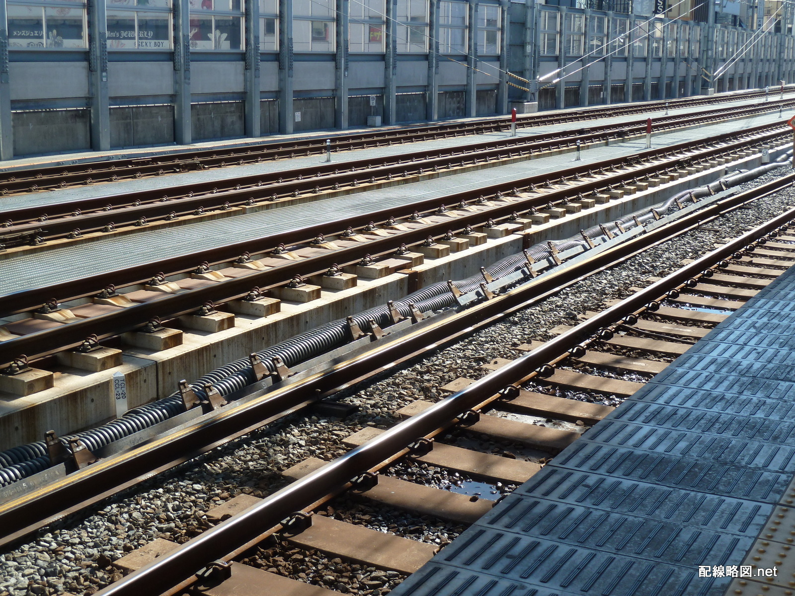 上野東京ライン工事 御徒町駅2(線路脇の金具)