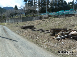 道端にレールが放置されている