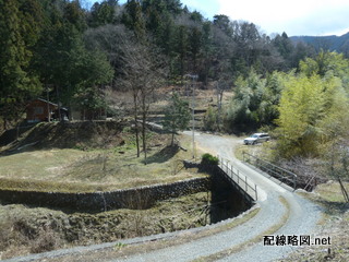 轍のある道は川の対岸へ