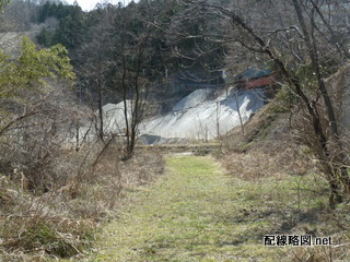 武甲駅跡は砕石の山に