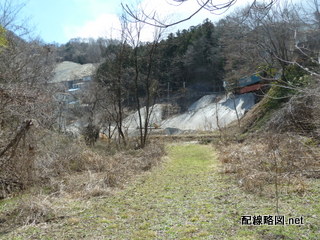 山頂から続々と石灰石が運ばれる