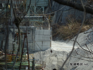 石灰石の山の手前は毒々しい色の池