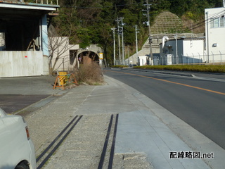 トンネルへ伸びる線路