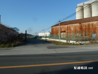 海へと伸びる線路