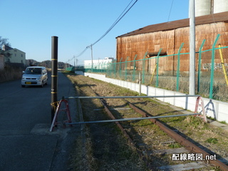 海へと伸びる線路