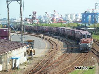 貨車を牽いて手前の方へ