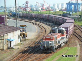 貨車を牽いて手前の方へ