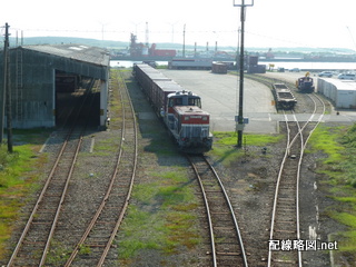 貯木場線の屋外コンテナ荷役線に停車