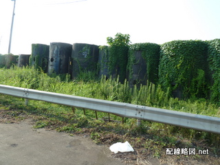 荒荷線沿いに並ぶ廃車体