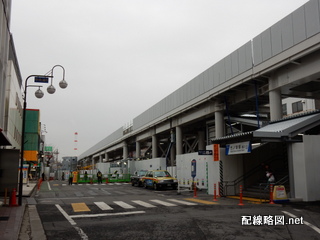 駅西口から見る下り急行線高架