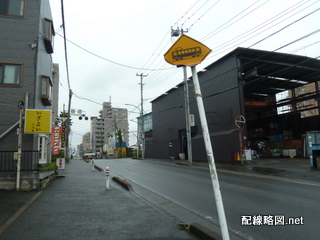 県道40号線と交差