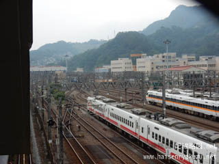 跨線橋から車両基地を見る