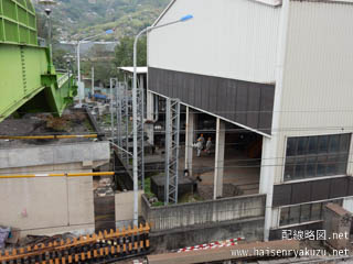 歩道橋から見た建屋内