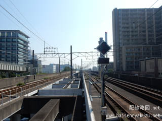 千葉みなと駅の下り本線（左）と中線・上り本線（右）