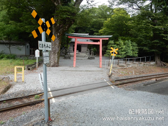 石引神社参道の踏切